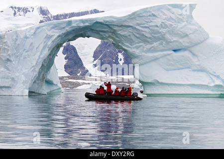 L'Antartide turismo con la nave da crociera i passeggeri in barca Zodiac visualizzazione ghiacciaio antartico e Iceberg, Ice berg con arch. Foto Stock