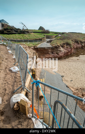 Inverno tempesta costieri danno, su strada e le dune di sabbia lavata via. Thurlestone, Devon. Regno Unito Foto Stock