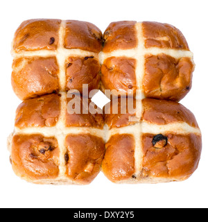 Hot cross panini tagliati fuori contro uno sfondo bianco. Foto Stock