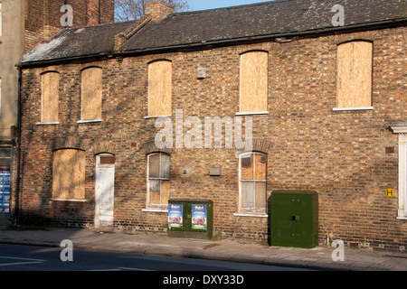 Fila di mattoni di case a schiera e ex negozio in attesa di demolizione Battersea London Inghilterra England Regno Unito Foto Stock