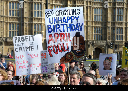 Londra, Regno Unito. Il 1 aprile 2014. Londra protesta contro i tagli nel patrocinio a spese dello Stato e la privatizzazione del servizio di prova di fronte al palazzo del parlamento di Westminster Foto Stock