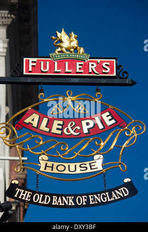 Fuller's Brewery la vecchia banca di Inghilterra Ale e Pie House pub segno Fleet Street City di Londra Inghilterra REGNO UNITO Foto Stock