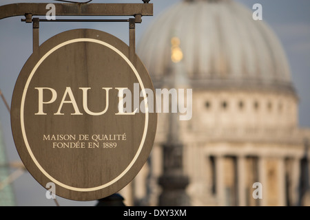 Paolo Boulangerie pasticceria da forno sul segno di Fleet Street con la cupola della cattedrale di St Paul in background Londra Inghilterra REGNO UNITO Foto Stock