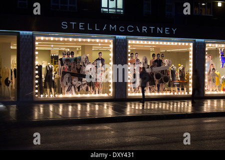 Stella McCartney store su Fulham Road di notte Londra Inghilterra REGNO UNITO Foto Stock
