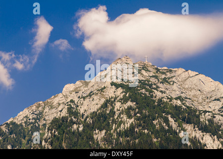 Vista di caraiman eroi monumento a croce nelle montagne di Bucegi ROMANIA Foto Stock