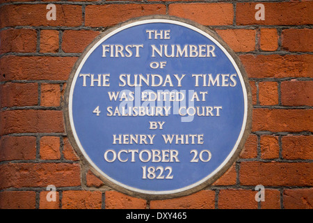 Targa blu commemorando indicando sito dove prima edizione del Sunday Times è stato modificato in Fleet Street Londra Inghilterra REGNO UNITO Foto Stock