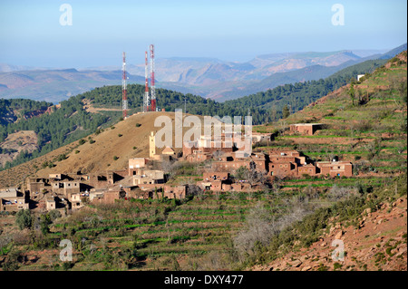 Tradizionale marocchino berbero villaggio con campi terrazzati in montagne Atlas pedemontana al di sopra di Marrakech Foto Stock