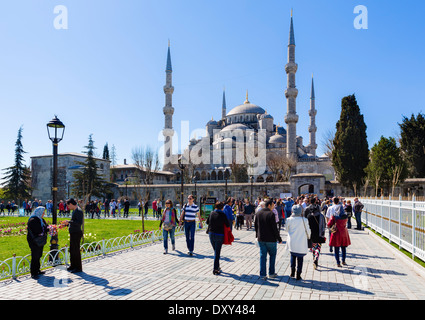 La Folla di fronte alla Moschea Blu (Sultanahmet Camii), quartiere di Sultanahmet, Istanbul, Turchia Foto Stock