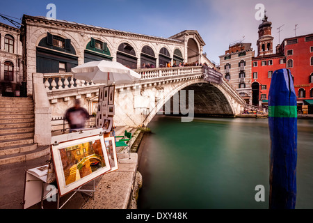 Artista locale vendere dipinti dal Ponte di Rialto, Venezia, Italia Foto Stock