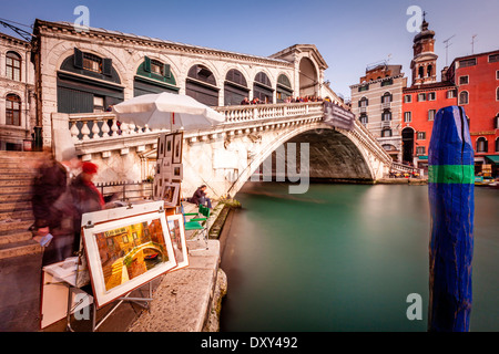 Artista locale vendere dipinti dal Ponte di Rialto, Venezia, Italia Foto Stock