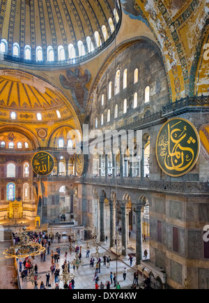 Navata dal Galleria occidentale, con vista limitata a causa di restauro al lato nord, Hagia Sophia (Aya Sofya), Istanbul, Turchia Foto Stock