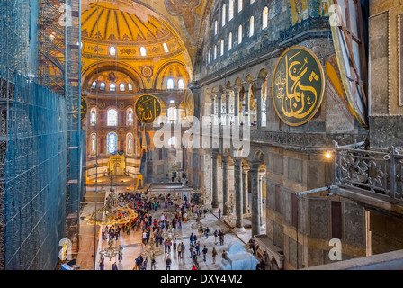 Navata dal Galleria occidentale, con vista limitata a causa di restauro al lato nord, Hagia Sophia (Aya Sofya), Istanbul, Turchia Foto Stock