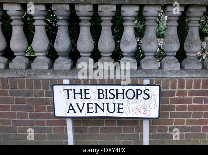 Numerosi sono i palazzi vuoti nei Vescovi Avenue, Londra Nord ('Millionaires Row') Foto Stock