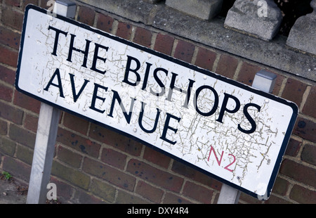 Numerosi sono i palazzi vuoti nei Vescovi Avenue, Londra Nord ('Millionaires Row') Foto Stock