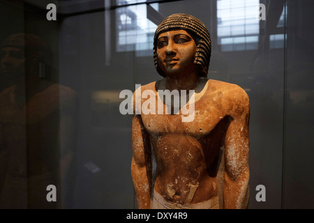 Statua di Nenkheftka nel British Museum. In calcare dipinto, sesta dinastia, circa 2200BC. Da Deshasha Foto Stock
