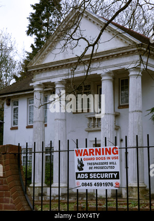 Numerosi sono i palazzi vuoti nei Vescovi Avenue, Londra Nord ('Millionaires Row') Foto Stock