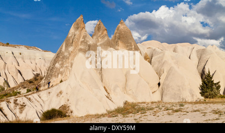 La gente camminare tra i camini di fata della valle delle rose Foto Stock