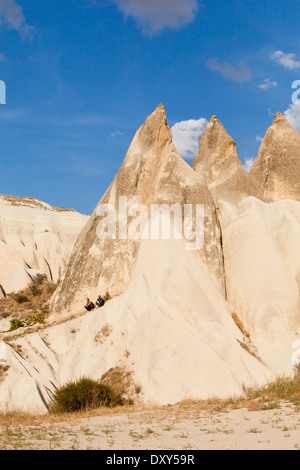 La gente camminare tra i camini di fata della valle delle rose Foto Stock