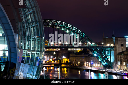 La salvia con una vista sul Tyne Bridge in background Foto Stock