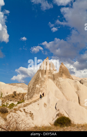 La gente camminare tra i camini di fata della valle delle rose Foto Stock