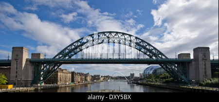 Una vista sul Tyne Bridge di Newcastle Foto Stock