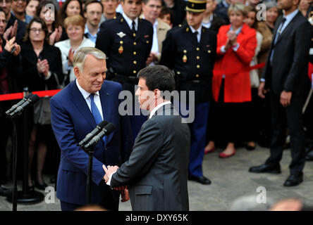 Parigi, Francia. 1 apr, 2014. La Francia è il primo ministro uscente Jean-Marc Ayrault (L) stringe la mano con un neo-nominato Primo Ministro Manuel Valls durante un handover ufficiale cerimonia presso l'Hotel Matignon, il primo ministro francese la residenza ufficiale di Parigi, Francia, 1 aprile 2014. Il Presidente francese Francois Hollande lunedì nominato Ministro degli Interni Manuel Valls alla testa del suo nuovo 'lotta' team esecutivo, sostituzione Jean-Marc Ayrault dopo i socialisti hanno subito una grave sconfitta alle elezioni locali. Credito: Chen Xiaowei/Xinhua/Alamy Live News Foto Stock