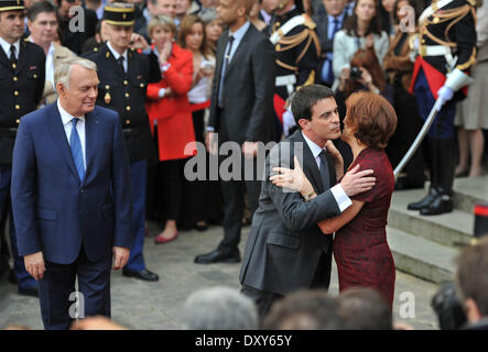 Parigi, Francia. 1 apr, 2014. Il francese di recente nominato Primo Ministro Manuel Valls (C) baci addio con la moglie (R) del primo ministro uscente Jean-Marc Ayrault (L) durante un handover ufficiale cerimonia presso l'Hotel Matignon, il primo ministro francese la residenza ufficiale di Parigi, Francia, 1 aprile 2014. Il Presidente francese Francois Hollande lunedì nominato Ministro degli Interni Manuel Valls alla testa del suo nuovo 'lotta' team esecutivo, sostituzione Jean-Marc Ayrault dopo i socialisti hanno subito una grave sconfitta alle elezioni locali. Credito: Chen Xiaowei/Xinhua/Alamy Live News Foto Stock