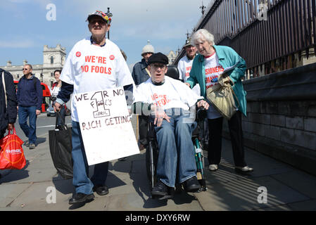 Londra, UK, 1 Aprile, 2014. Titolare di pensione o di rendita e disattivare la voce del Parlamento europeo a Londra. Credito: Vedere Li/Alamy Live News Foto Stock