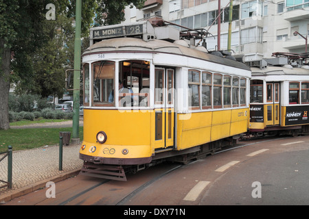 Un No 28 tram per M Moniz in attesa presso un arresto in Lisbona Lisboa Portogallo. Foto Stock