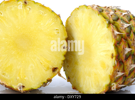 Ananas tagliato in due Foto Stock