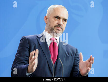 Berlino, Germania. Il 1 aprile, 2014. Il cancelliere tedesco Angela Merkel e il Primo Ministro della Repubblica di Albania il Sig. Edi Rama presso il cancelliere è alla conferenza stampa tenutasi a Berlino. / Immagine: Signor Edi Rama, Primo Ministro della Repubblica di Albania. Credito: Reynaldo Chaib Paganelli/Alamy Live News Foto Stock