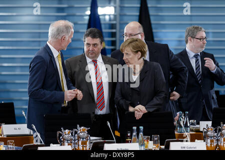 Berlino, Germania. 1 apr, 2014. Sale riunioni il Cancelliere Merkel con il Ministro Presidenti dei paesi per la modifica delle energie rinnovabili legge con la partecipazione di Sigmar GABRIEL (SPD), Ministro tedesco dell'economia e dell'energia e il Presidente dell'Agenzia Federale di rete, Jochen Hohmann seguita da una conferenza stampa congiunta presso la cancelleria di Berlino./Immagine: Sigmar GABRIEL (SPD), Ministro tedesco dell'economia e dell'energia, Presidente dell'Agenzia Federale di rete, Jochen Hohmann, il Cancelliere tedesco Angela Merkel (CDU) e Cancelleria tedesca chief Peter Altmaier (CDU) (credito Immagine: © Foto Stock