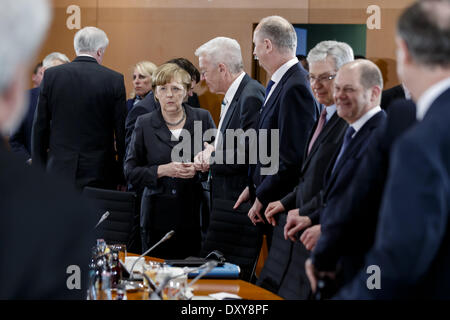 Berlino, Germania. 1 apr, 2014. Sale riunioni il Cancelliere Merkel con il Ministro Presidenti dei paesi per la modifica delle energie rinnovabili legge con la partecipazione di Sigmar GABRIEL (SPD), Ministro tedesco dell'economia e dell'energia e il Presidente dell'Agenzia Federale di rete, Jochen Hohmann seguita da una conferenza stampa congiunta presso la cancelleria di Berlino./immagine: il Cancelliere tedesco Angela Merkel (CDU) e Winfried Kretschmann (verdi), vecchio Presidente della Conferenza dei Primi Ministri e Ministropresidente della Baden-WÃƒÂ¼rttemberg. (Credito Immagine: © Reynaldo Paganelli/NurPhoto/ZUMAPRESS Foto Stock