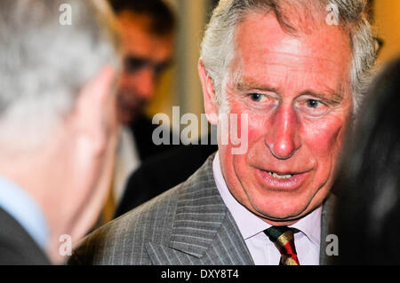 Hillsborough, Irlanda del Nord. 1 apr 2014 - Il principe Charles, Principe di Galles, risponde con il Northern Ireland Tourist Board i membri al castello di Hillsborough Credit: stephen Barnes/Alamy Live News Foto Stock