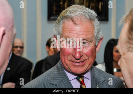 Hillsborough, Irlanda del Nord. 1 apr 2014 - Il principe Charles, Principe di Galles, risponde con il Northern Ireland Tourist Board i membri al castello di Hillsborough Credit: stephen Barnes/Alamy Live News Foto Stock