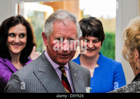 Hillsborough, Irlanda del Nord. 1 apr 2014 - Il principe Charles, Principe di Galles, risponde con il Northern Ireland Tourist Board i membri al castello di Hillsborough, Segretario di Stato Theresa Villiers e Arlene Foster dietro. Credito: Stephen Barnes/Alamy Live News Foto Stock