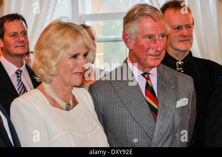 Hillsborough, Irlanda del Nord. 1 apr 2014 - Il principe Charles, Principe di Galles, e sua moglie, Camilla, la duchessa di Cornovaglia, visita il castello di Hillsborough Credit: stephen Barnes/Alamy Live News Foto Stock