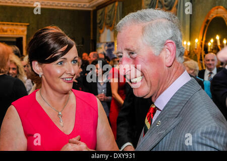 Hillsborough, Irlanda del Nord. 1 apr 2014 - Il principe Charles, Principe di Galles, condivide una barzelletta con un molto sorpreso di lady ospite al castello di Hillsborough Credit: stephen Barnes/Alamy Live News Foto Stock
