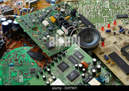 Raccolta di posta indesiderata di componenti elettronici con microchip e integrato di schede a circuito stampato Foto Stock