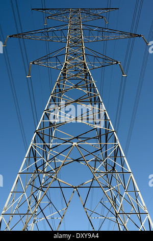 Traliccio in acciaio sospensione torre elettrico con linee elettriche ad alta tensione contro un cielo blu Ontario Hydro Foto Stock