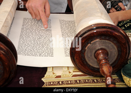 La lettura di una Torah ebraica scorrere Foto Stock