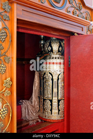 Torah scorrere dentro l'arca santa nel Muro Occidentale di Gerusalemme, Israele Foto Stock