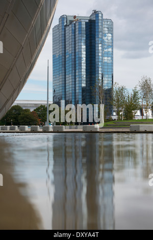 Crowne Plaza Hotel Glasgow con la sua riflessione nel fossato del Cinema Imax. Foto Stock