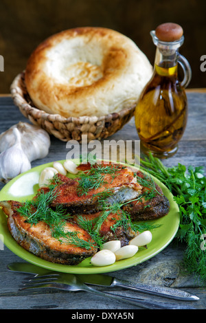 Still-life con pesce fritto e pane Foto Stock