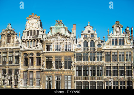 Grand Place Guildhalls facciate barocche Bruxelles // BRUXELLES, Belgio - le storiche sale di gildhall fiancheggiano il lato nord-ovest della Grand Place, la piazza medievale centrale di Bruxelles. Le facciate decorate in stile barocco e gotico mostrano la ricchezza e il potere delle corporazioni mercantili che dominavano il commercio della città. Questi complessi edifici, ricostruiti dopo il 1695, fanno parte del sito patrimonio dell'umanità dell'UNESCO. Foto Stock