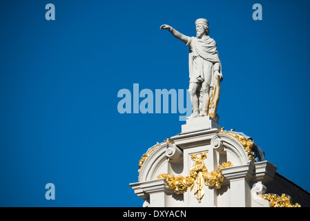 Grand Place Guild House Statua Bruxelles Belgio // BRUXELLES, Belgio - Una statua incorona uno degli edifici storici della Grand Place, la piazza medievale centrale di Bruxelles. Queste sculture architettoniche, ricostruite dopo il bombardamento francese del 1695, dimostrano l'elaborato programma decorativo delle case delle corporazioni della piazza. La statua rappresenta parte del ricco patrimonio architettonico del sito patrimonio dell'umanità dell'UNESCO. Foto Stock