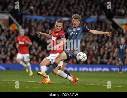 Manchester, Regno Unito. Il 1 aprile, 2014. Old Trafford, Manchester, Inghilterra, la UEFA Champions League quarti di finale. Il Manchester United contro il Bayern Monaco di Baviera. Nemanja Vidic (Manchester United) sfide Thomas Mueller (Bayern). Credit: Azione Plus immagini di sport/Alamy Live News Foto Stock