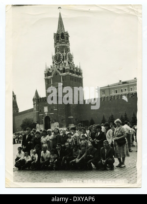Mosca - circa 1983: un gruppo di turisti in Piazza Rossa contro Vladimir Lenin mausoleo e il Cremlino, Mosca, URSS, 1983 Foto Stock