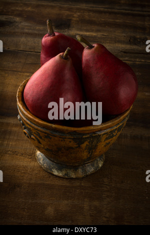 Anjou red pere nel recipiente rustico in legno rustico Foto Stock