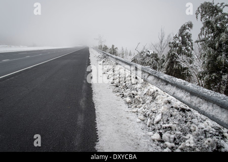 Autostrada vuota nebbiose invernali Foto Stock